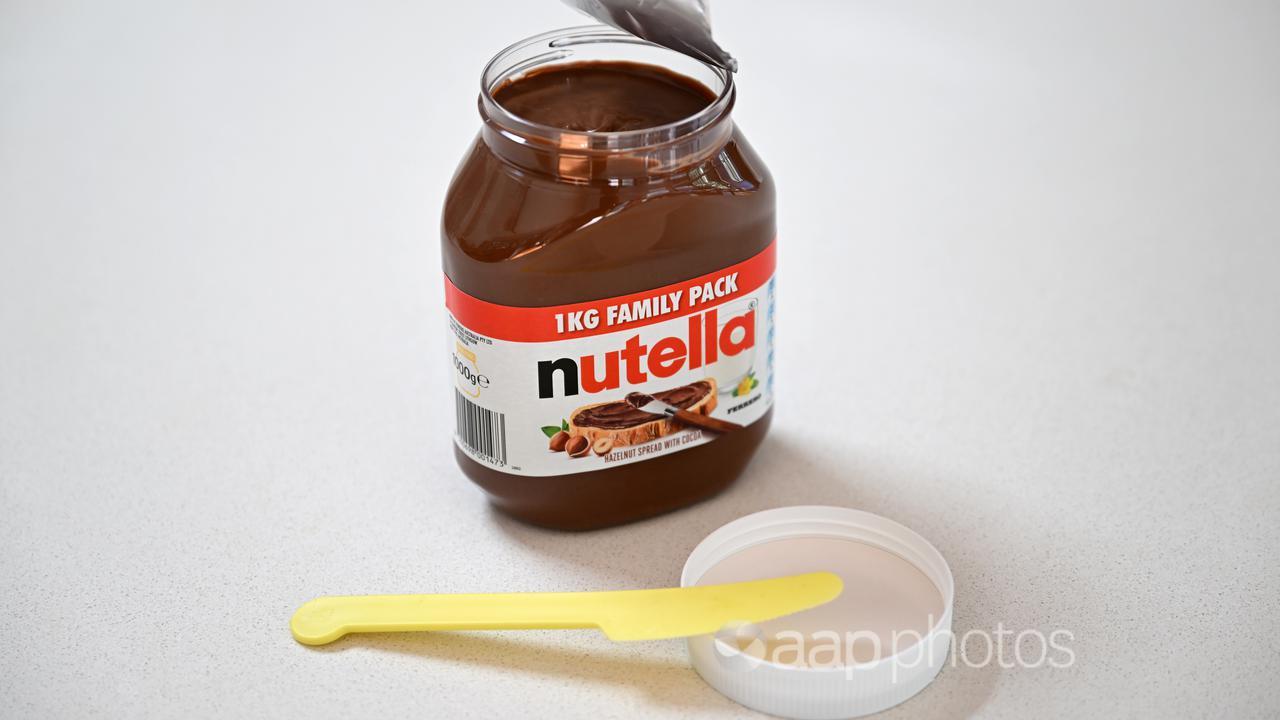 A 1kg jar of Nutella with a plastic knife