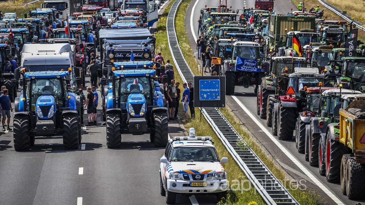 Tractors block a Dutch road