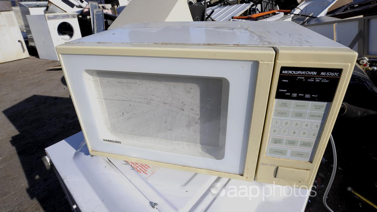 A microwave oven for recycling