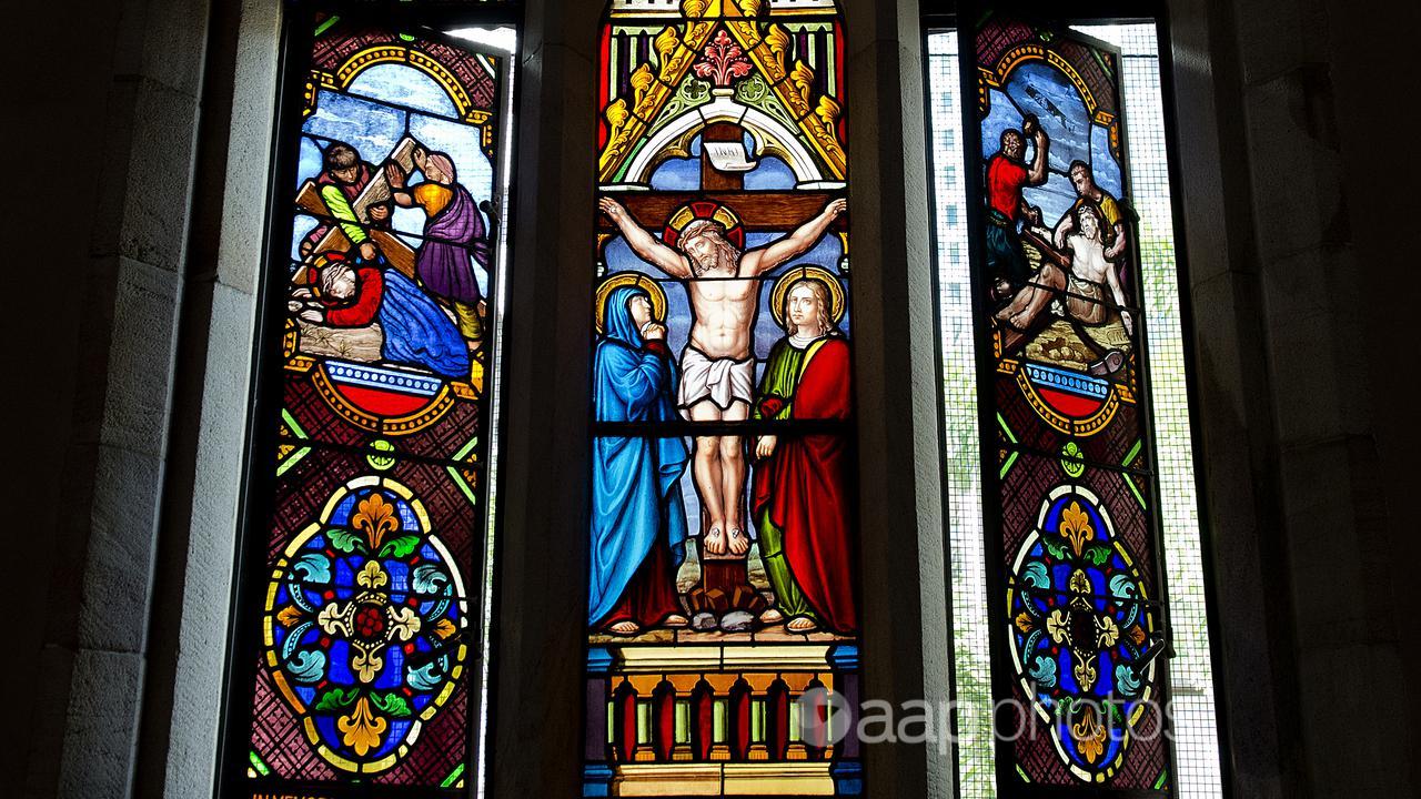 Stained glass picture depicting Jesus Christ being crucified