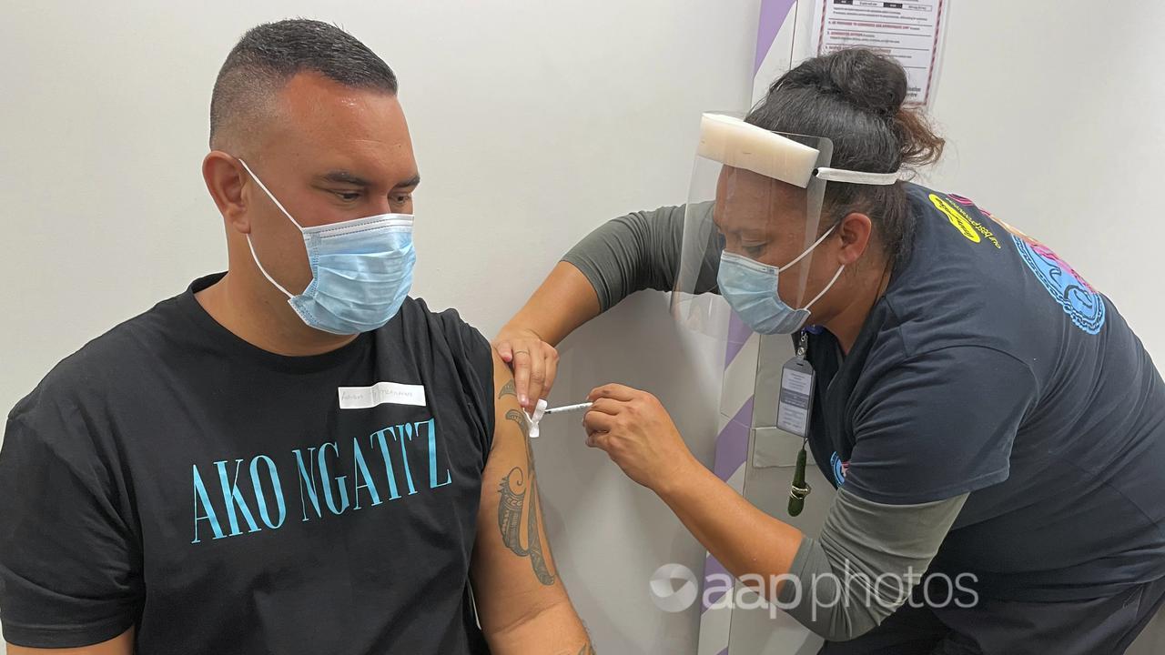 A health worker gives a COVID vaccine to man in Auckland (file image)