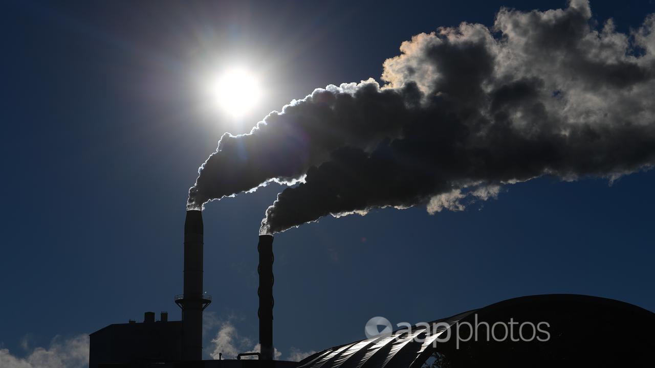 Utslipp fra en fabrikk.