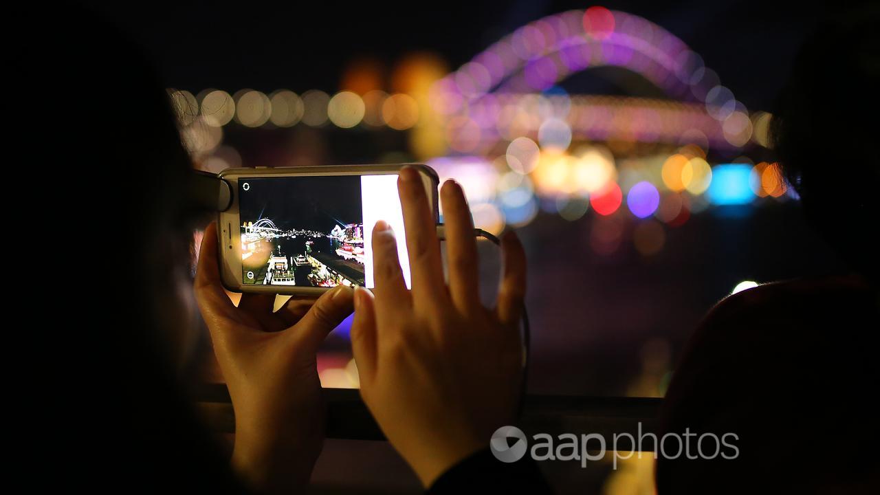 Una imagen tomada desde el puente del puerto de Sydney por la noche (foto de archivo)