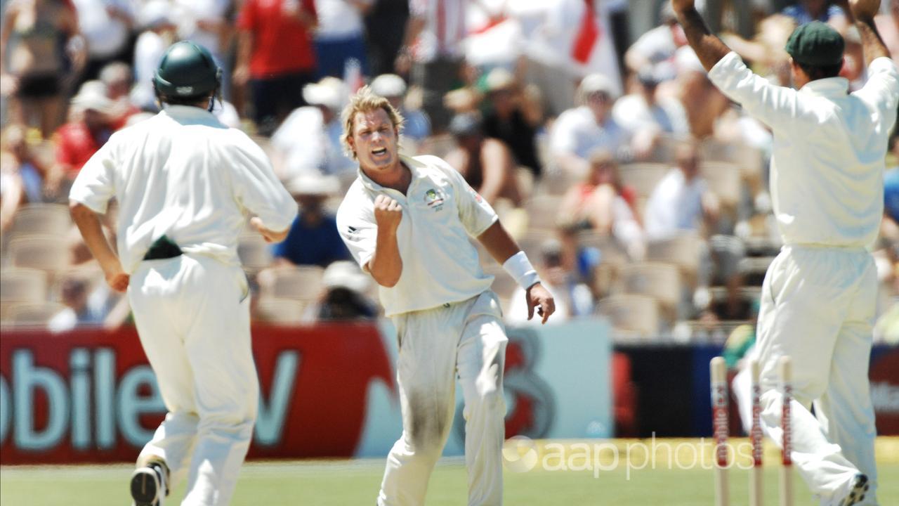 Shane Warne celebrates taking a wicket (file image)