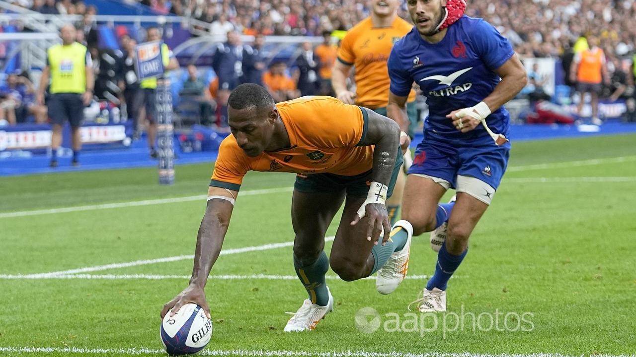 Suliasi Vunivalu scores a try for the Wallabies against France.
