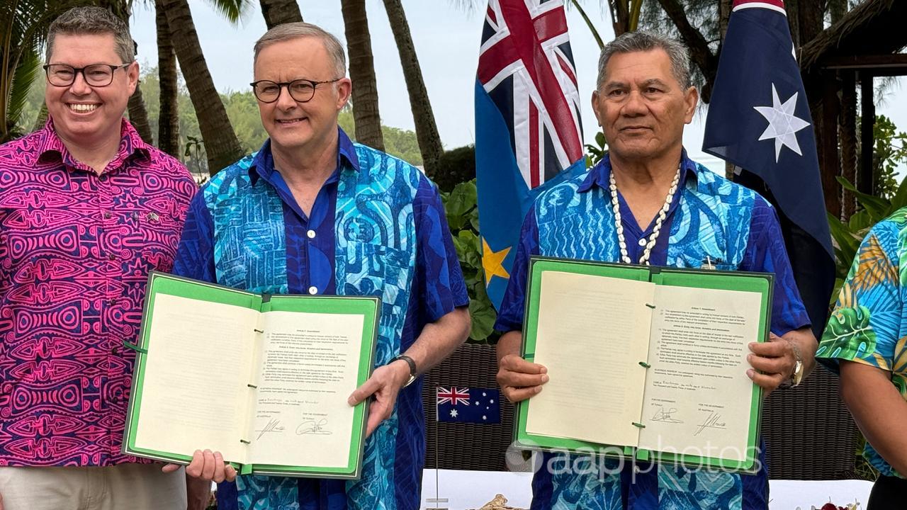 Mr Albanese and Tuvalu PM Kausea Natano sign a compact at PIF