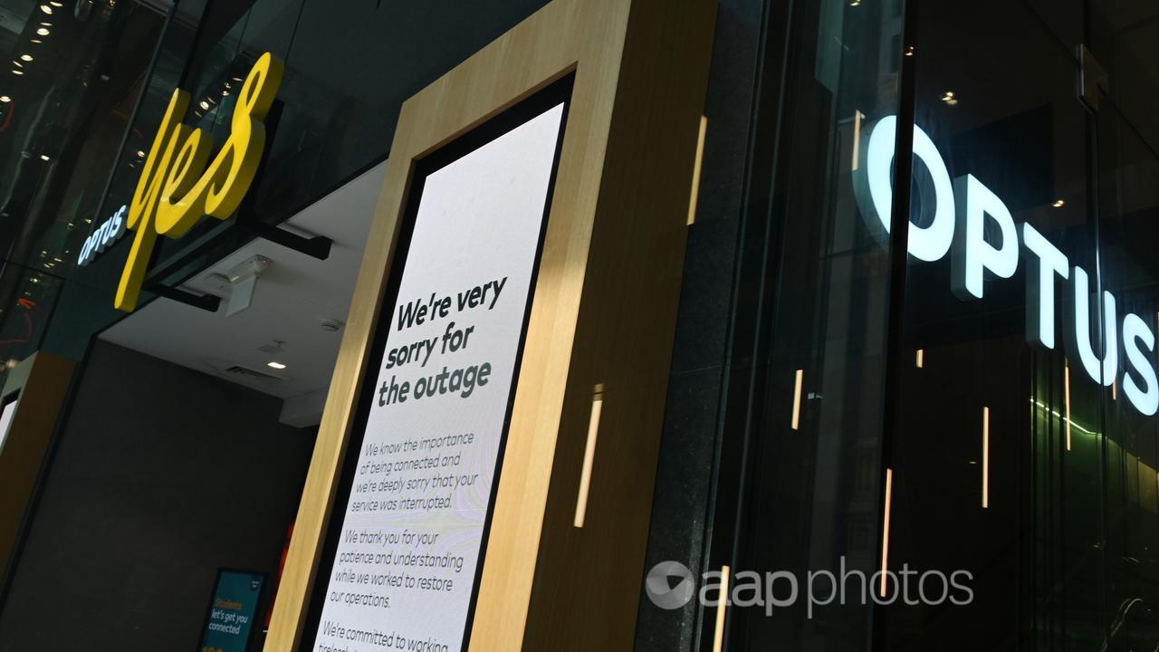 Apology sign at Optus store