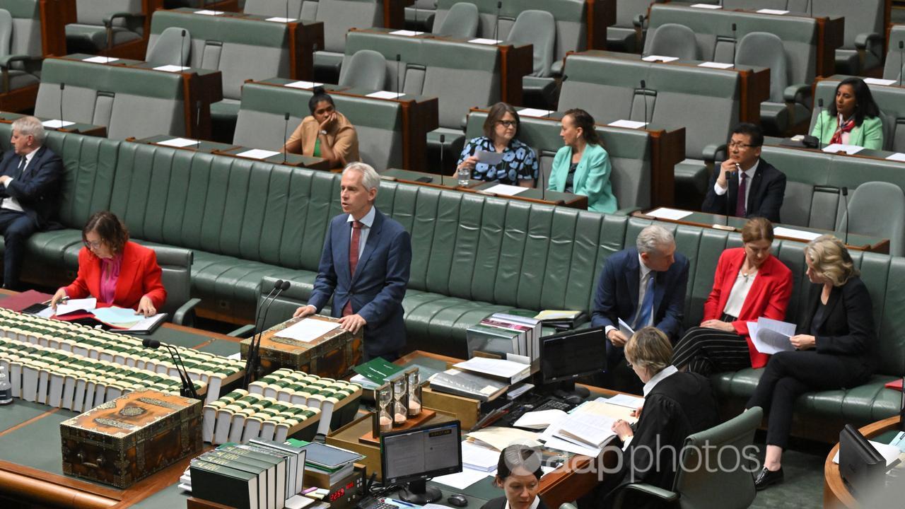 Andrew Giles presents the emergency Migration Amendment Bill changes.