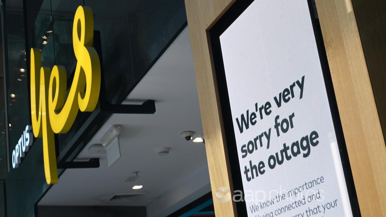 A sign apologising to customers in an Optus store in Sydney