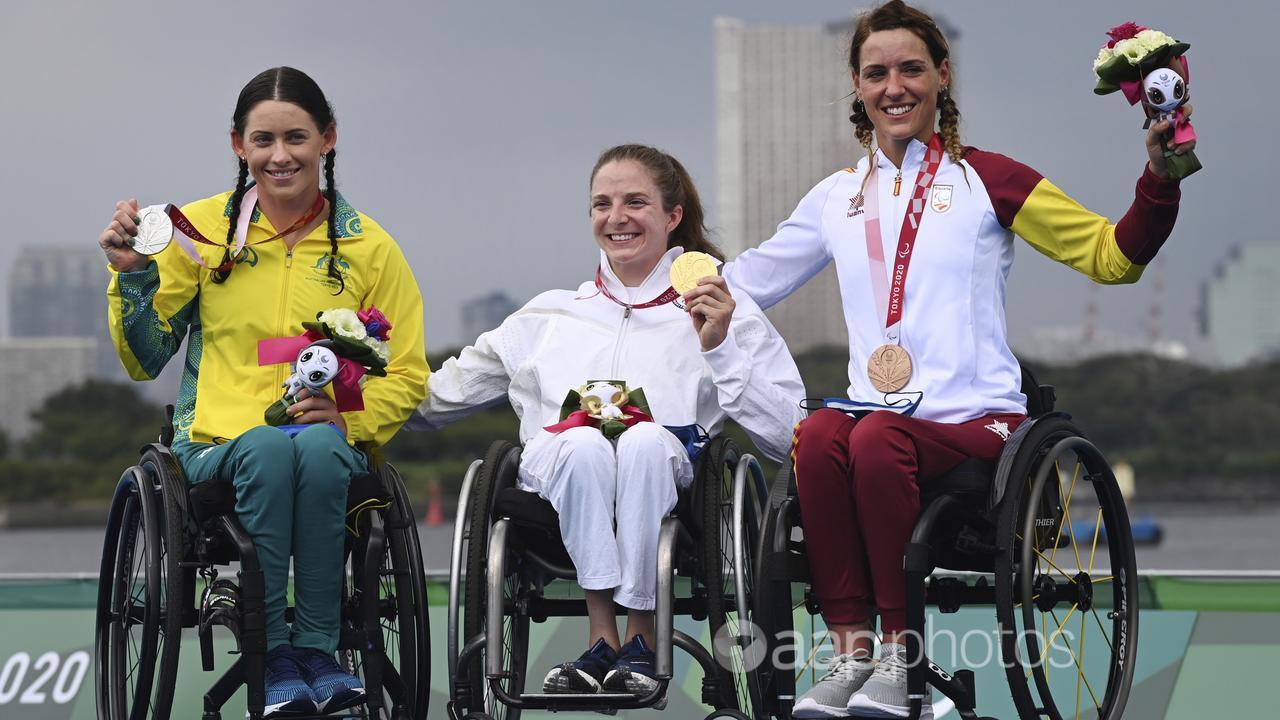 Lauren Parker (left) with her silver at the Tokyo 2020 Paralympics.