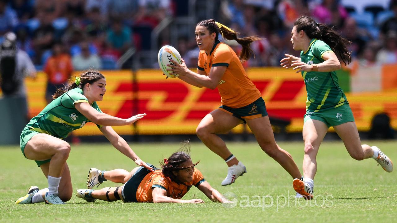 Australia sevens player Charlotte Caslick (centre)