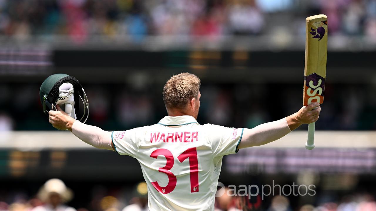 David Warner waves farewell to Test cricket at the SCG.