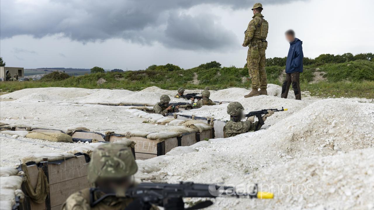 Australian soldiers train Ukrainian recruits.