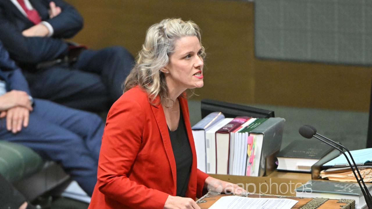 Guessing game over turncoat pollie, no ‘treason’ charge – Australian ...
