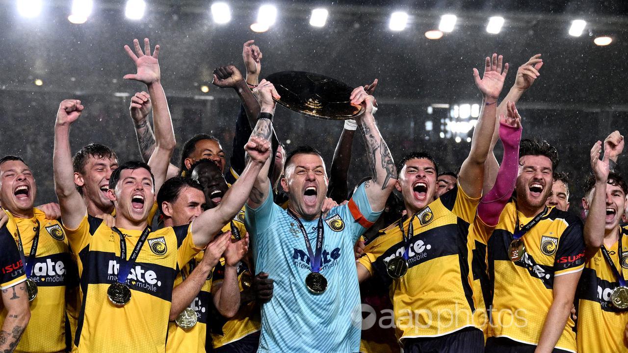 Danny Vukovic lifts the Premiers' Plate. 