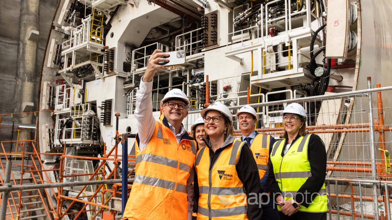 Anthony Albanese takes a selfie with Jacinta Allan