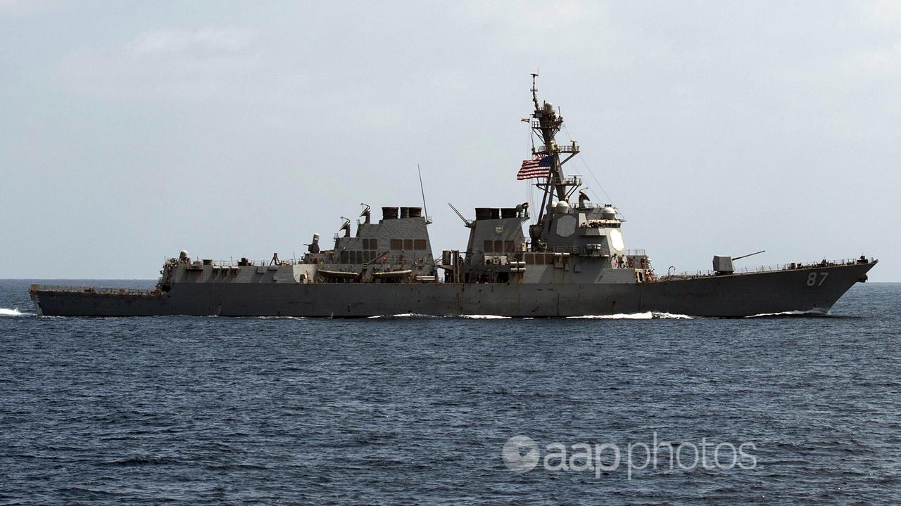 USS Mason conducts manoeuvres in the Gulf of Oman on Sept 10, 2016
