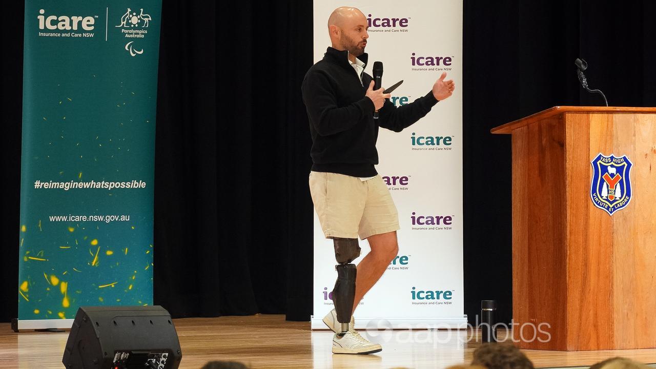 Paralympian Scott Reardon speaking to students at Yass High School