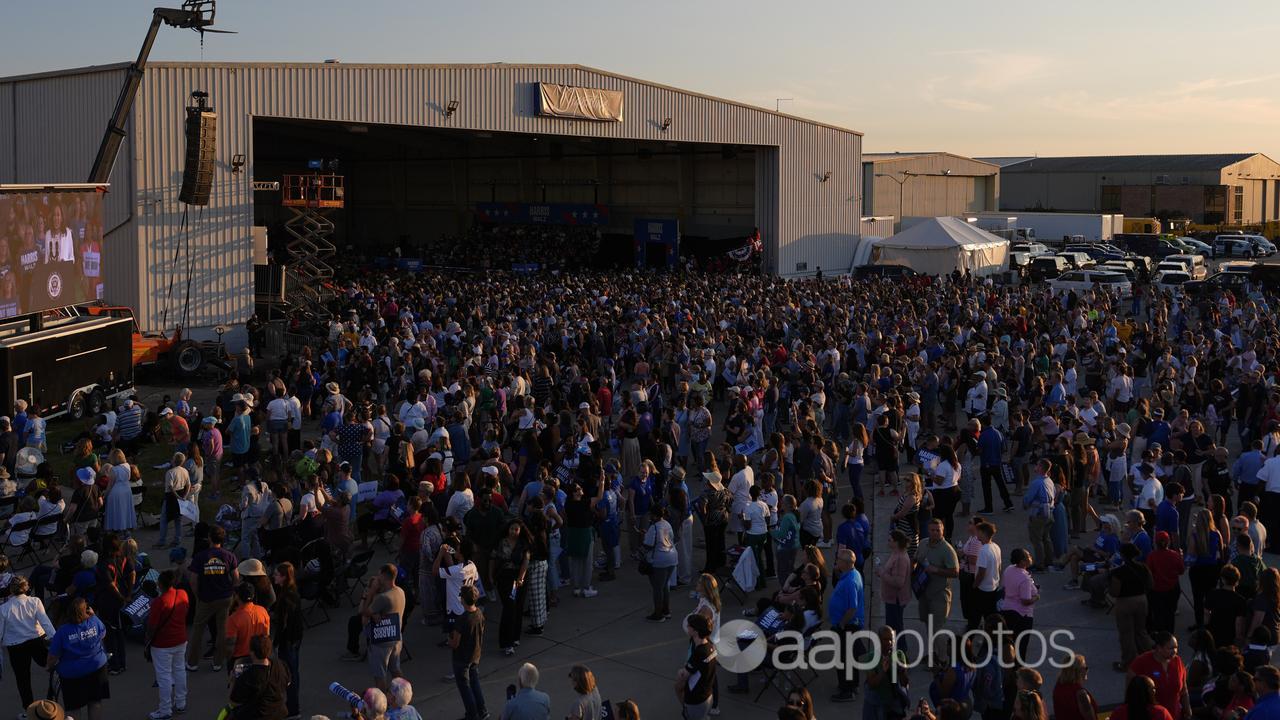 Crowd at Harris rally, Romulus Michigan.