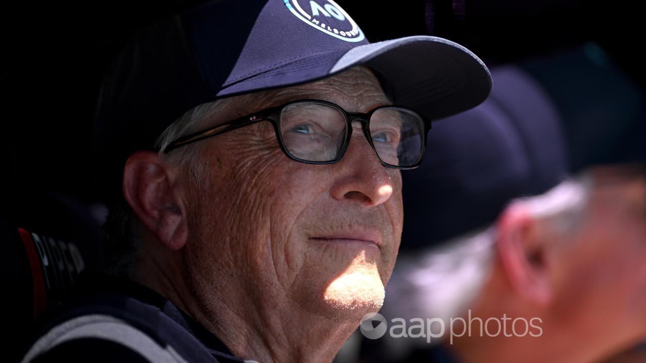 Bill Gates watches tennis