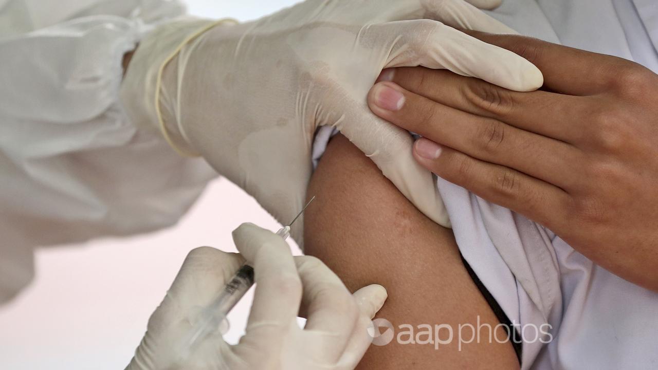 A child is vaccinated in the upper arm