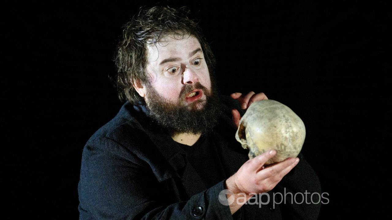 Allan Clayton performs the role of Hamlet.