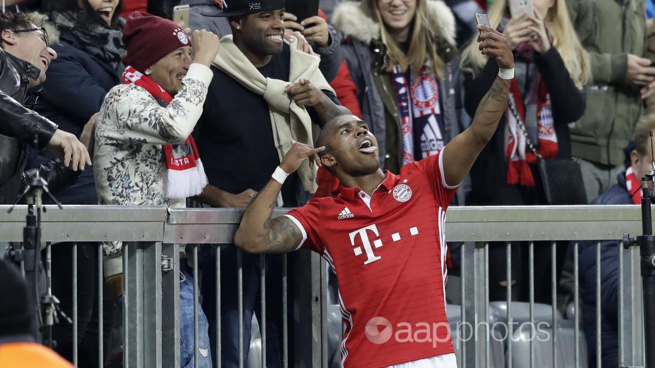 Douglas Costa.