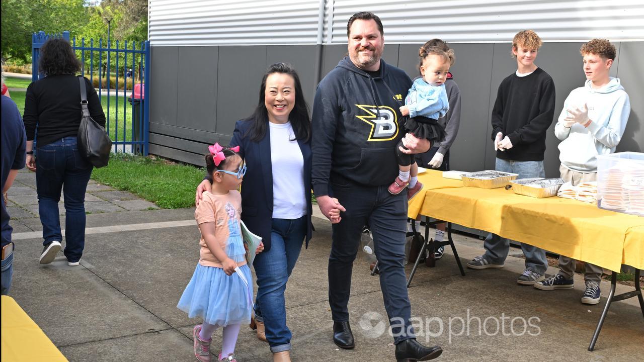 Elizabeth Lee with family