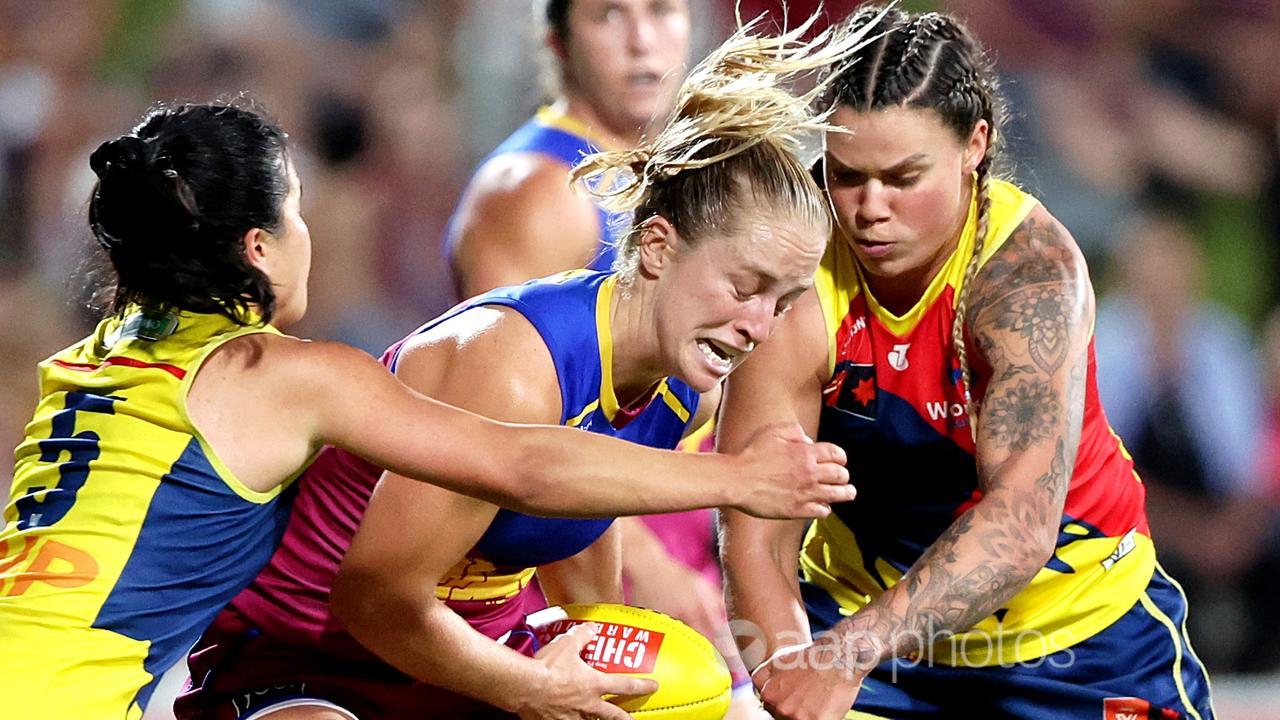 Brisbane's Isabelle Dawes (centre).