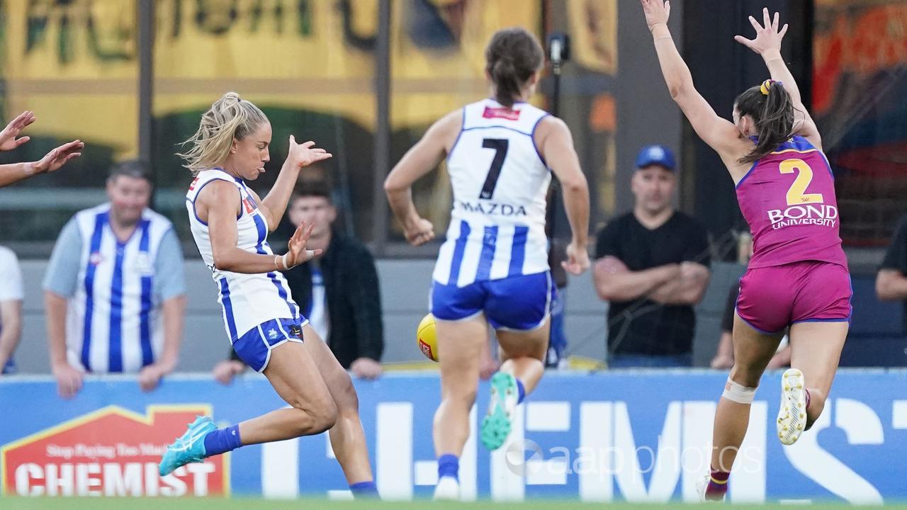 North Melbourne's Alice O’Loughlin (left).